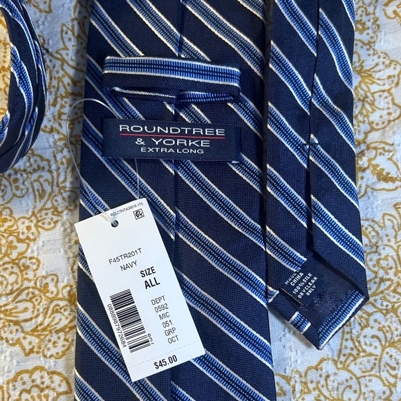 Roundtree & Yorke Navy and White Striped Tie - Picture 2 of 5